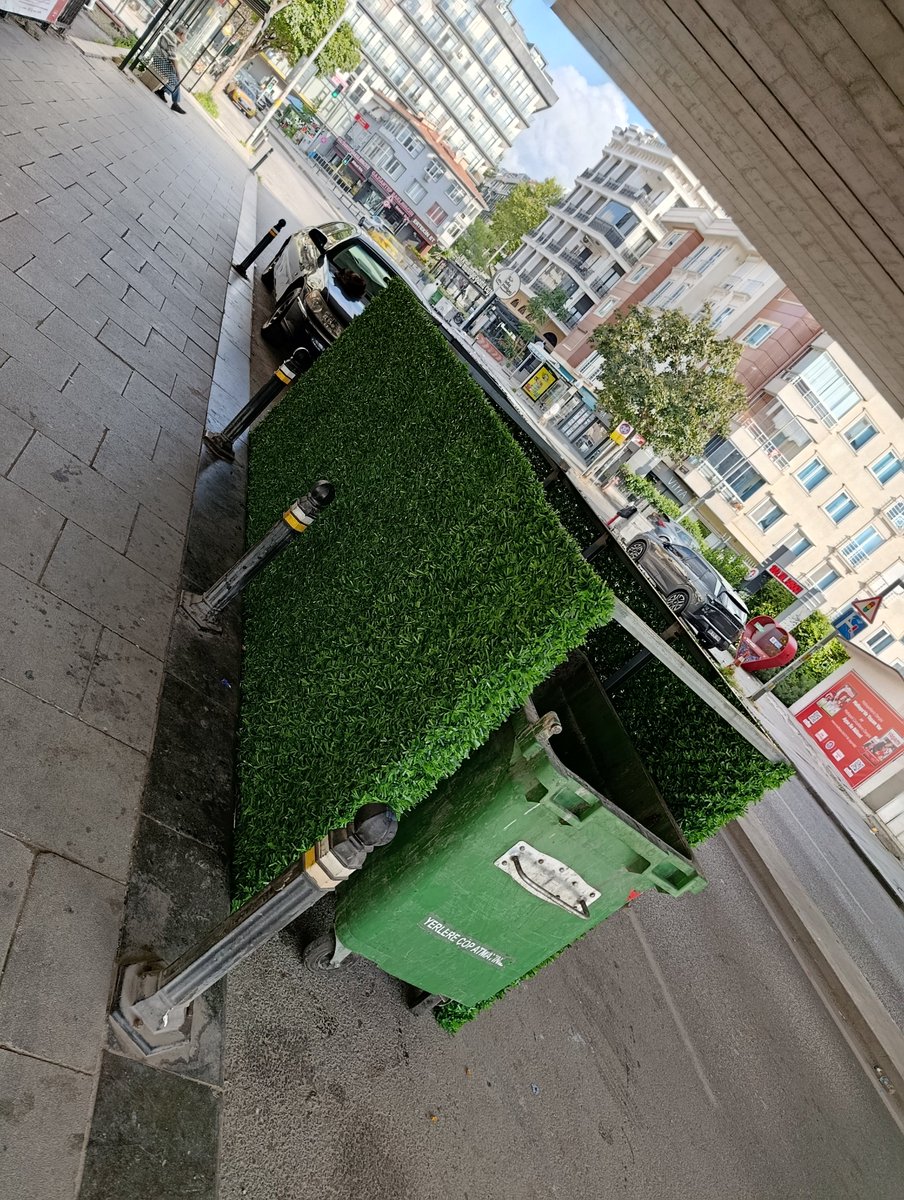 dandinoglu_'s tweet photo. @MaltepeBelTr 

İdealtepe-Adatepe arasındaki minibüs yolu tabir edilen sıkışık ve de sıkıntılı bir yol biz arabalar  park etmesin derken siz yoldaki bir şeridi kapayıp çöp arabası koymuşsunuz.Trafiği daha nasıl mı kilitlerim dediniz.Kaldirimlar 3 mt yola 2 MT yeter düşündünüz https://t.co/jzRCKSmWfS