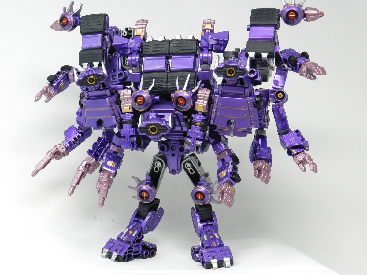 ChromeTyranno's tweet photo. Glad to see Shockwave is getting well received.  Made three of them in total so I could 
1) sell them at TFcon Orlando 
and
2) combine them into a walking wall of logic. https://t.co/A6ZOeDrFz4