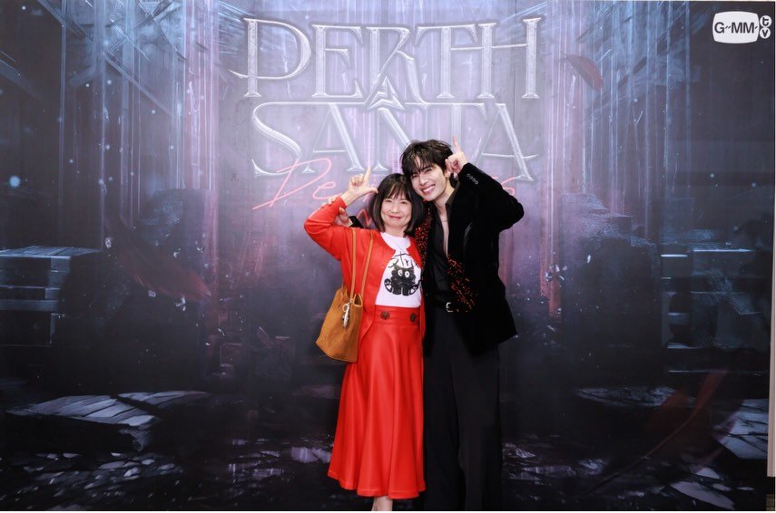 ppe2003perth's tweet photo. น่ารักกก แม่แซนต้าและลูกเขยของบ้าน

IG w_momst

PERTHSANTA NEVER ENOUGH

#PerthSantaConcert
#PerthSanta #เพิร์ธแซนต้า https://t.co/C11NICr5bT