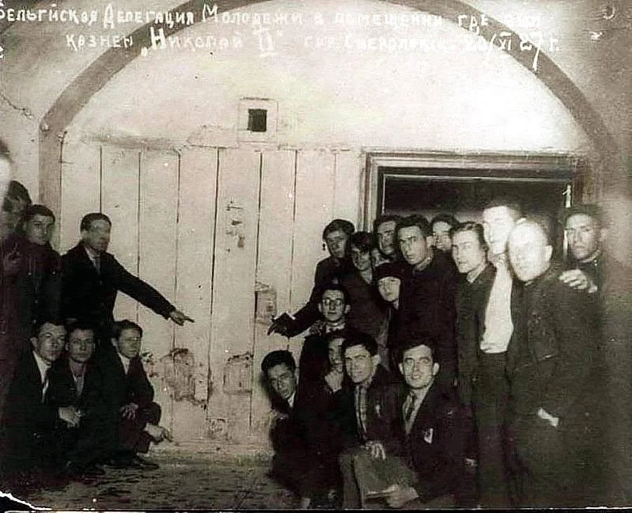 PamphletsY's tweet photo. 🚩🇧🇪🇷🇺 ARCHIVE — Belgian Communist Youth Visit Romanov Execution Site, 1927. https://t.co/LiyZqG359S