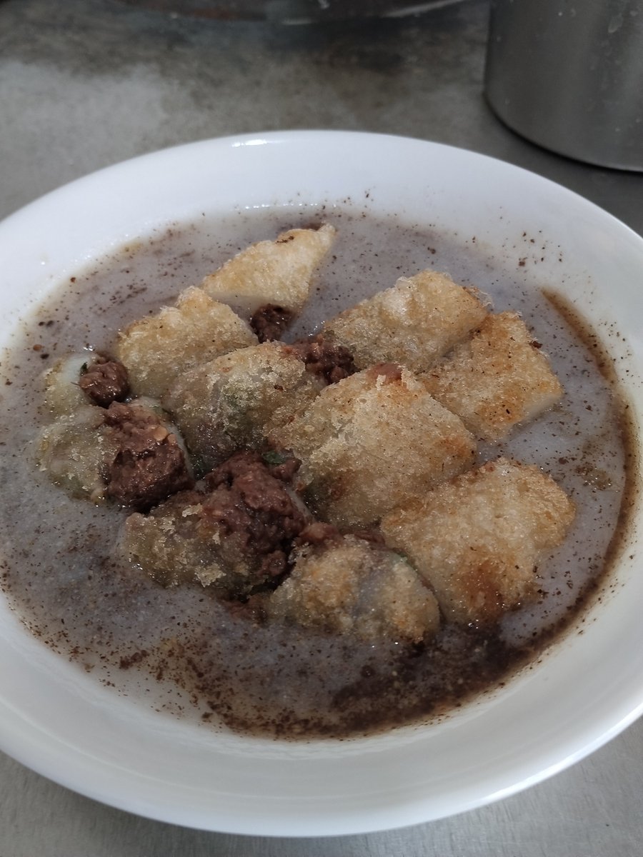 urasma_tarow's tweet photo. 中国旅行で牛肉麵と入れ替わりで食べてたのが、
油炸粑　 youzaba
餅米の粉を湯で溶いた汁（稀飯）に、山椒を入れて、豚肉の餡が入っている餅を油で揚げたものが、油炸粑で、これが雑煮と少し似てて、私はとても好き。
日本円で100円くらい。
※人民元×20=日本価格 https://t.co/3DTJ5BY1SB