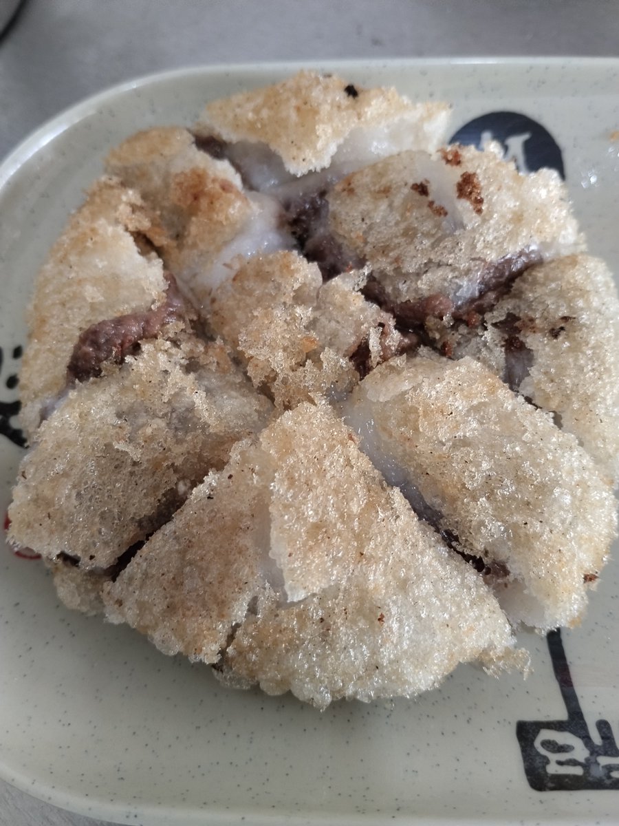 urasma_tarow's tweet photo. 中国旅行で牛肉麵と入れ替わりで食べてたのが、
油炸粑　 youzaba
餅米の粉を湯で溶いた汁（稀飯）に、山椒を入れて、豚肉の餡が入っている餅を油で揚げたものが、油炸粑で、これが雑煮と少し似てて、私はとても好き。
日本円で100円くらい。
※人民元×20=日本価格 https://t.co/3DTJ5BY1SB