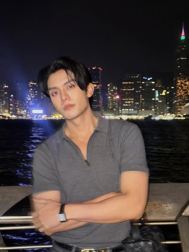 nongNETSIRA's tweet photo. Late night walk before reality hits us. https://t.co/pACKspJxTN