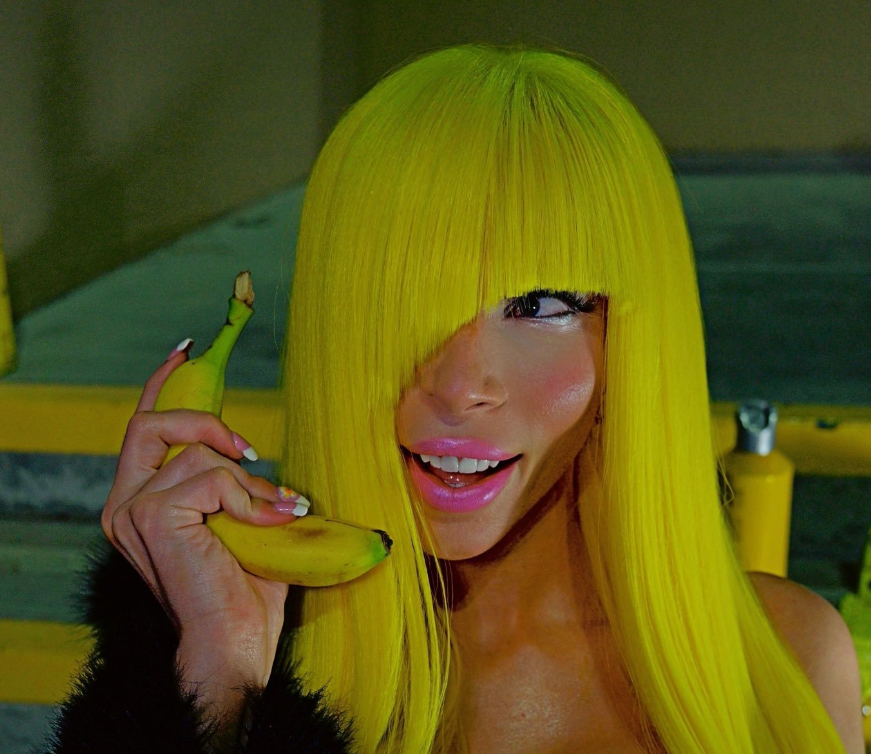 reasonwhhy's tweet photo. you CANNOT dial a number on a banana ‼️🤦🏻🚫 she thought she was so slick https://t.co/7f3c7WYpNK