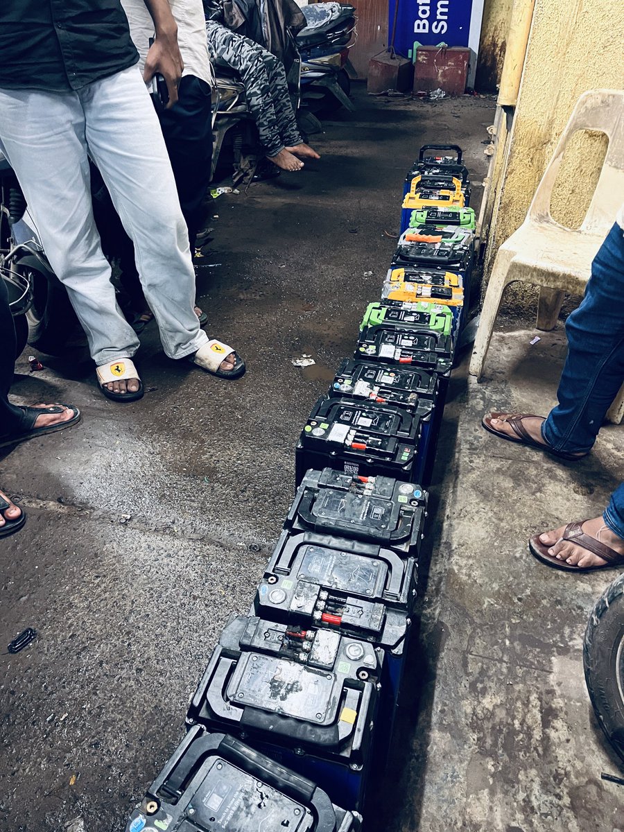 RaheelMerchant4's tweet photo. @BatterySmartIN @BatterySmartIN Khar West P5655 station had no batteries at around 8 PM today. Delivery riders from Zomato, Blinkit &amp; Zepto were stuck during peak earning hours. This issue has continued since 26 July. Please fix it. Photos attached. https://t.co/RPKrnaLzZh