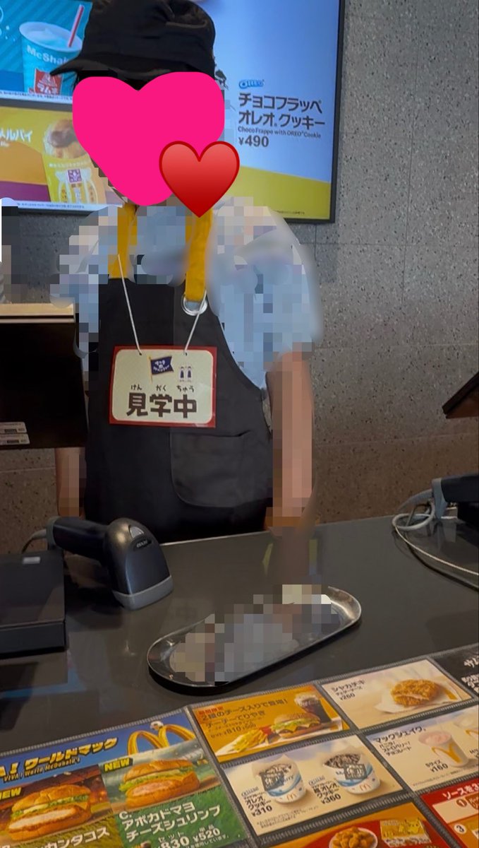mayukoharun's tweet photo. 先日マックアドベンチャーに参加🍟
🍔🍟🥤🧸を自分で決めて、レジ打ち体験もして（横でみて）席まで持ってきた🥰
やらせるなら保育園・幼稚園児が可愛いなと後続参加の子どもたちみて思った
ちょっとお姉さんすぎたわ🥹
本人楽しかったみたいだしスタンプ貯めたいらしいから気が向いたらまたやるかも🍔 https://t.co/T8YgNIDLH0