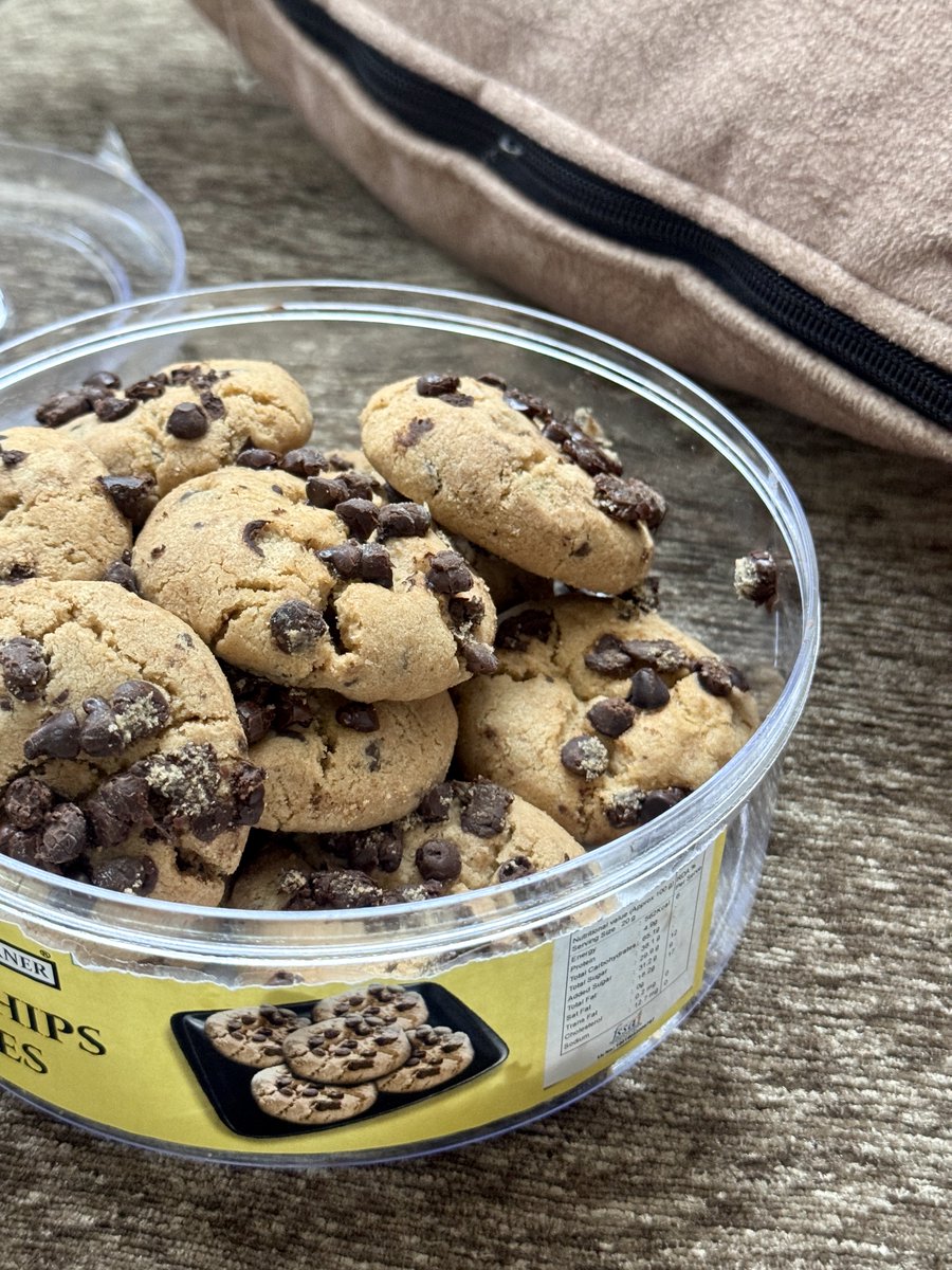 sweetmishri's tweet photo. can’t get my hand off those 🍪 https://t.co/gwElHnYpAX