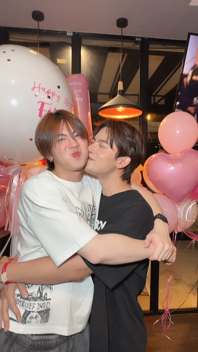 Phuwanet_r's tweet photo. รักที่ฉุดเลยแหละ

FIRSTONE TURNED 26
#26thHBDFIRSTONE https://t.co/dORmVuFRa0