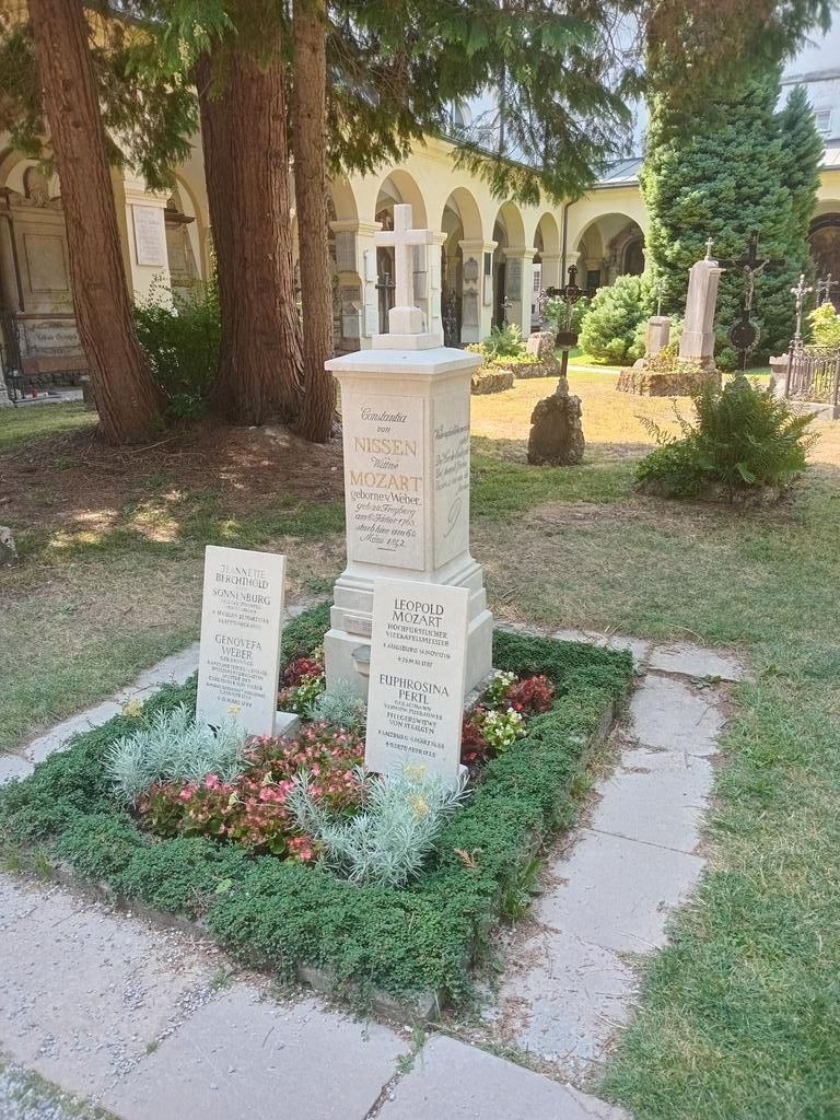 Zaknath's tweet photo. Avec un passage devant les tombes de Leopold Mozart et Constance Weber-Mozart-Nissen (Nannerl est ailleurs, bizarrement en compagnie de Michael Haydn https://t.co/w9RqAwE0j2