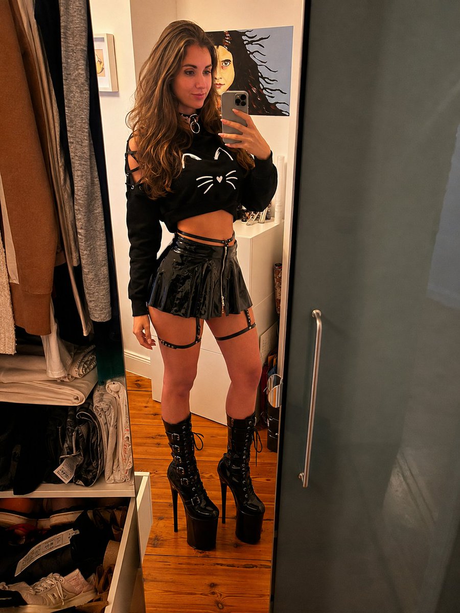 CarladelaPata's tweet photo. Which fits me better? 

Pink &amp; Pure (no make-up) 
vs.
Black &amp; Bossy

Need some pleasers ASAP.

Pleaser | Heels | Stilettos | Goddess | Latex https://t.co/RwjlhF8KYE