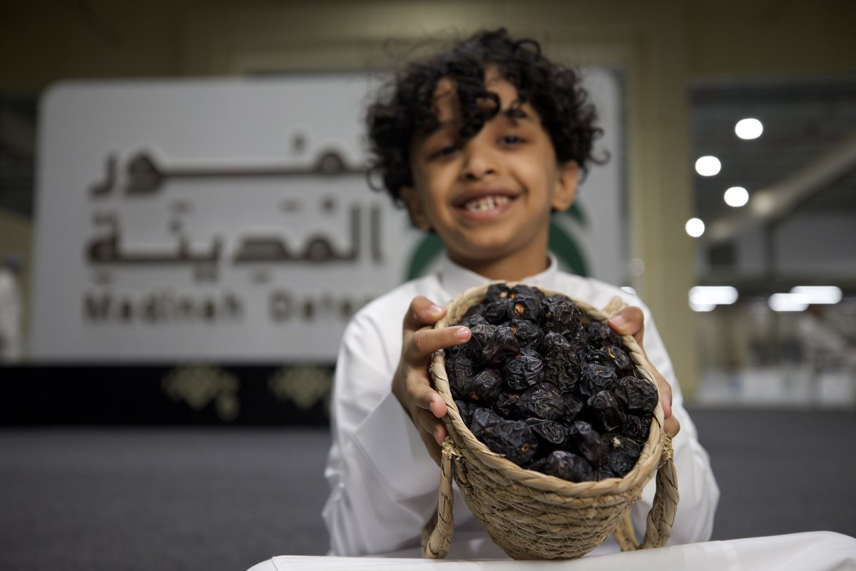 MCDMARKET's tweet photo. تبقى تمور المدينة حاضرة في تفاصيل الحياة، تتناقلها الأجيال وتلتقي بها الذائقة الأصيلة في #موسم_تمور_المدينة

#سوق_المدينة_للتمور https://t.co/GaLORJI5Qf