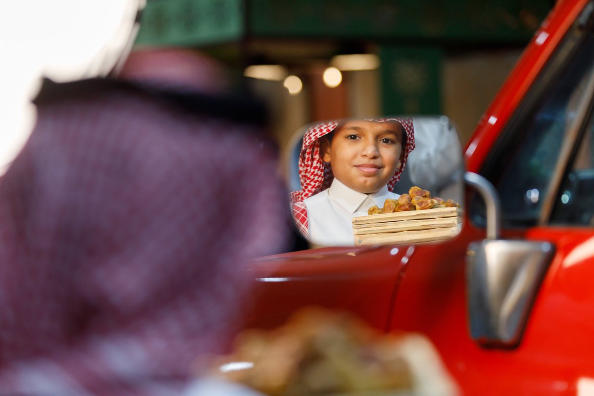 MCDMARKET's tweet photo. تبقى تمور المدينة حاضرة في تفاصيل الحياة، تتناقلها الأجيال وتلتقي بها الذائقة الأصيلة في #موسم_تمور_المدينة

#سوق_المدينة_للتمور https://t.co/GaLORJI5Qf