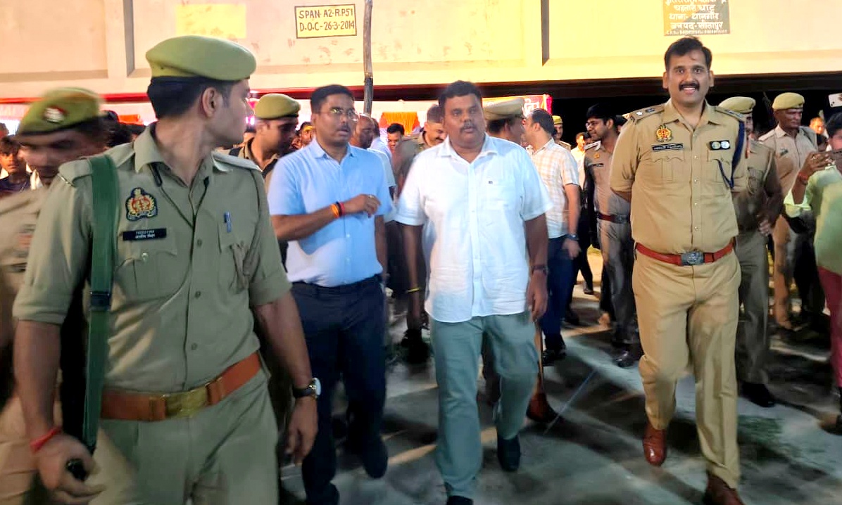 sitapurpolice's tweet photo. #DM_Sitapur व #SP_Sitapur द्वारा संयुक्त रूप से थानगांव अंतर्गत चहलारी घाट पर शांति, सुरक्षा/कानून व्यवस्था व अन्य आवश्यक व्यवस्थाओं का निरीक्षण किया।इस दौरान घाट पर निरंतर निगरानी, भीड़ प्रबंधन प्रभावी ढंग से करने आदि के संबंध में आवश्यक दिशा निर्देश दिये गये🚔#UPPolice #Sitapur https://t.co/YWaTKz1EpI