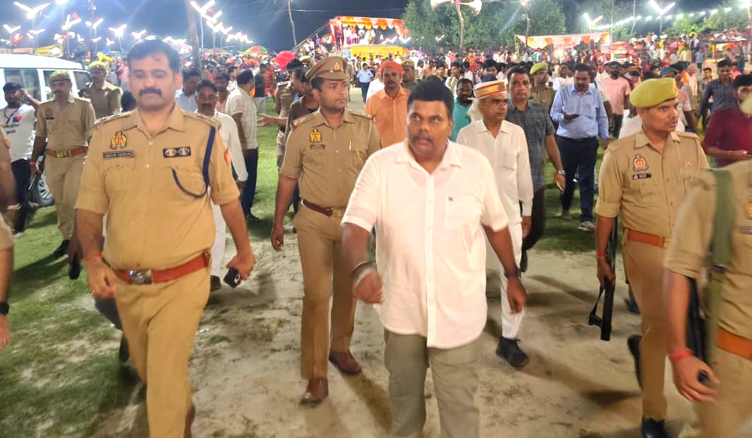 sitapurpolice's tweet photo. #DM_Sitapur व #SP_Sitapur द्वारा संयुक्त रूप से थानगांव अंतर्गत चहलारी घाट पर शांति, सुरक्षा/कानून व्यवस्था व अन्य आवश्यक व्यवस्थाओं का निरीक्षण किया।इस दौरान घाट पर निरंतर निगरानी, भीड़ प्रबंधन प्रभावी ढंग से करने आदि के संबंध में आवश्यक दिशा निर्देश दिये गये🚔#UPPolice #Sitapur https://t.co/YWaTKz1EpI