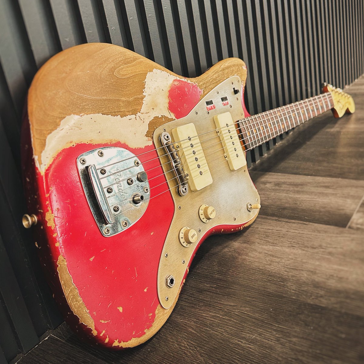 DetroitGuitar's tweet photo. Levi Perry’s Masterbuilt Heavy Relic ‘62 Jazzmaster in Aged Candy Apple Red pairs vintage-inspired style with world-class craftsmanship and a feel that’s ready to play.
#FenderCustomShop #LeviPerry #Jazzmaster #Masterbuilt #OffsetGuitars https://t.co/yVVGYXnkST