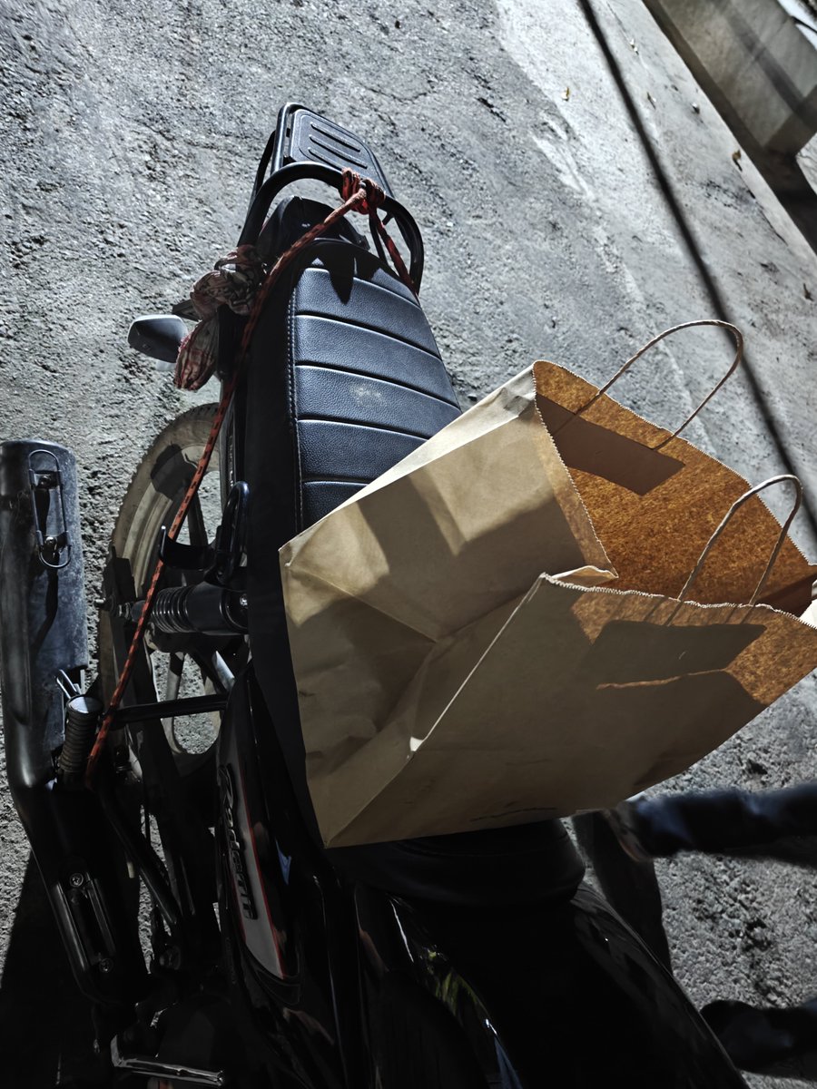 THESRAHUL's tweet photo. @dominos @dominos_india Serial late delivery and severe hygiene issues. Pizza delivered hanging off the side of a personal bike, exposed to tire dust and road grime. Unacceptable.

​See photos 👇 What action are you taking?
Order#: 790131

@jagograhakjago https://t.co/HWox4eSQmn
