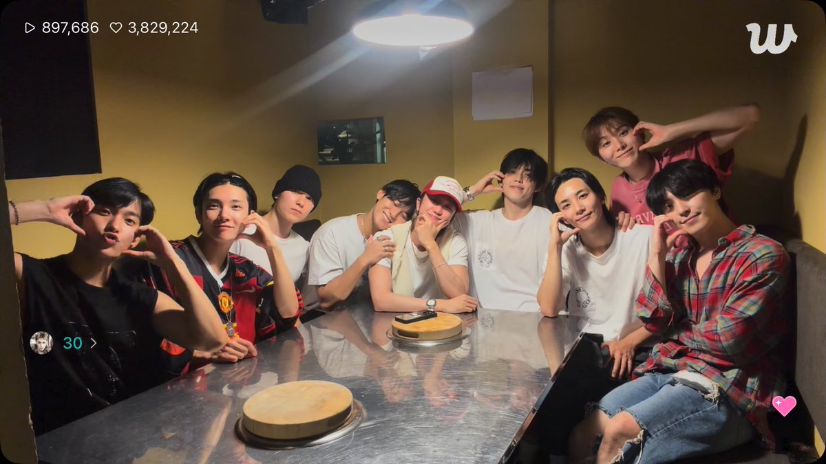 wonubliss's tweet photo. seventeen capture time 📸🩷🩵 https://t.co/k9RhElrqO5