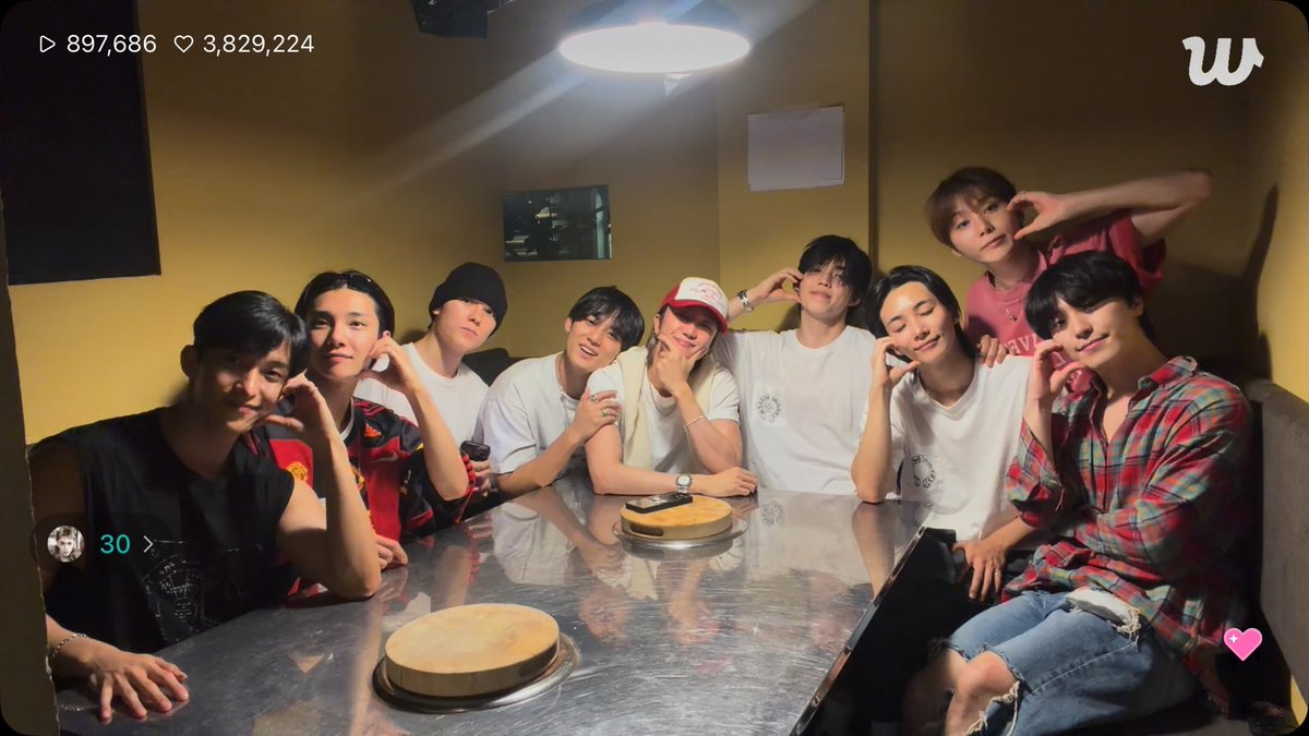 wonubliss's tweet photo. seventeen capture time 📸🩷🩵 https://t.co/k9RhElrqO5