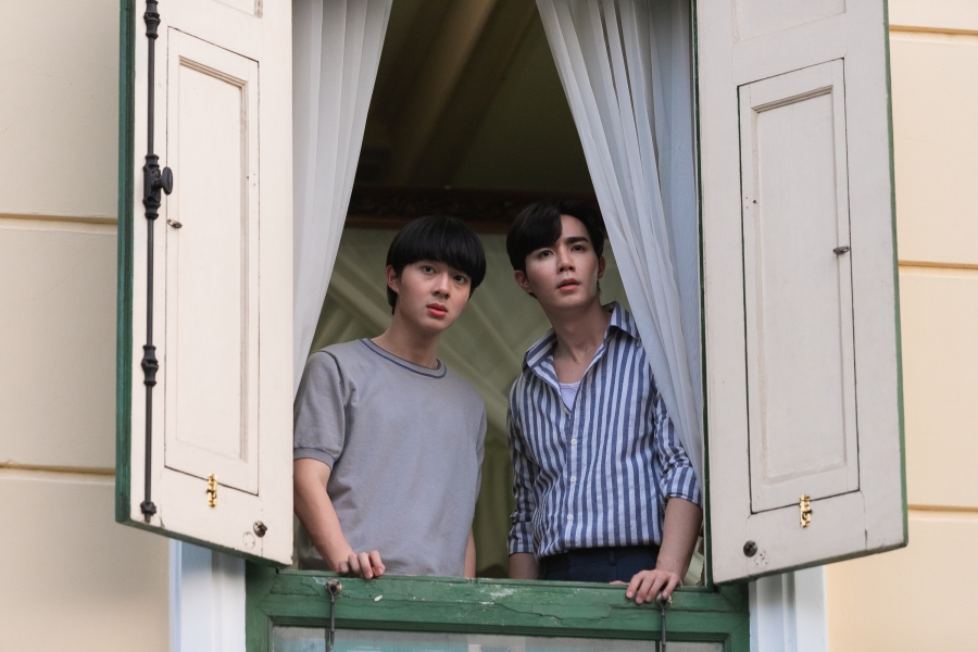 fourteenchannel's tweet photo. ทรูโฟร์ยู ช่อง 24 เสิร์ฟมนต์รักหลอน “ดับแสงรวี” ซี-นุนิว พาผูกชะตาฝ่าคำสาปคฤหาสน์ลึกลับ

คอหนังไทยเตรียมลุ้นระทึกไปกับ “ดับแสงรวี” ภาพยนตร์รักพีเรียดสยองขวัญที่กลับมาปลุกมนตร์ลึกลับบนจออีกครั้ง นำแสดงโดยคู่ขวัญ “ซี-พฤกษ์” และ “นุนิว-ชวรินทร์” ถ่ายทอดสายสัมพันธ์ของคนสองคนที่ถูกชะตาผูกไว้จนไม่อาจหลีกหนี จากนิยายยอดนิยมสู่ภาพยนตร์ที่รวมทั้งความรัก ความลี้ลับ และแรงอาฆาตในคฤหาสน์เก่าสุดหลอน

ปี พ.ศ. 2504 แสงรวี (นุนิว-ชวรินทร์ เพริศพิริยะวงศ์) เด็กหนุ่มจากอยุธยา ถูกส่งเข้ามาอยู่ในคฤหาสน์สิทธิกรกัลป์ ณ พระนคร และได้พบกับ พระเพลิง (ซี-พฤกษ์ พานิช) ทายาทหนุ่มผู้กำลังเผชิญเคราะห์หนักในวัยเบญจเพส เมื่อ ซินแสลี (ซินแส เป็นหนึ่ง) ทำนายว่าพระเพลิงต้องเร่งผูกดวงกับคู่ชะตาเพื่อหลบภัยถึงชีวิต แสงรวีจึงกลายเป็นคนสำคัญที่ไม่อาจแยกห่าง แม้ทั้งคู่จะเริ่มต้นด้วยความไม่ลงรอย แต่การใช้ชีวิตในคฤหาสน์กลับพาแสงรวีเข้าสู่เงามืดของอดีต ทั้งฝันร้าย เหตุการณ์ปริศนา และวิญญาณ กรรณิการ์ (ทับทิม-อัญรินทร์ ธีรานันพัฒน์) ที่ตามหลอกหลอนด้วยแรงอาฆาต ท่ามกลางความลับของตระกูลที่มี คุณปู่ของพระเพลิง (อาหนู-สุรศักดิ์ ชัยอรรถ), จัน (อาวอ-จิราวัฒน์ วชิรศรัณย์ภัทร), ไกลภพ (น้ำมนต์-กฤตนัย อาสาฬห์ประกิต) และ พุดซ้อน (น้ำปิง-นภัสกร ปิงเมือง) เข้ามาเกี่ยวพัน จากคนที่ไม่ถูกชะตา ความใกล้ชิดค่อย ๆ แปรเปลี่ยนเป็นความห่วงใย เมื่อพระเพลิงต้องปกป้องแสงรวีจากวิญญาณแค้น พร้อมตามหาความจริงที่อาจพลิกชะตาของทั้งสองคน 

ติดตามชมภาพยนตร์ “ดับแสงรวี After Sundown” วันเสาร์ที่ 8 สิงหาคม 2569 เวลา 18.30 น. ทางทรูโฟร์ยู ช่อง 24 และ https://t.co/bERau6W2c1 #ZeeNuNew #ดับแสงรวี