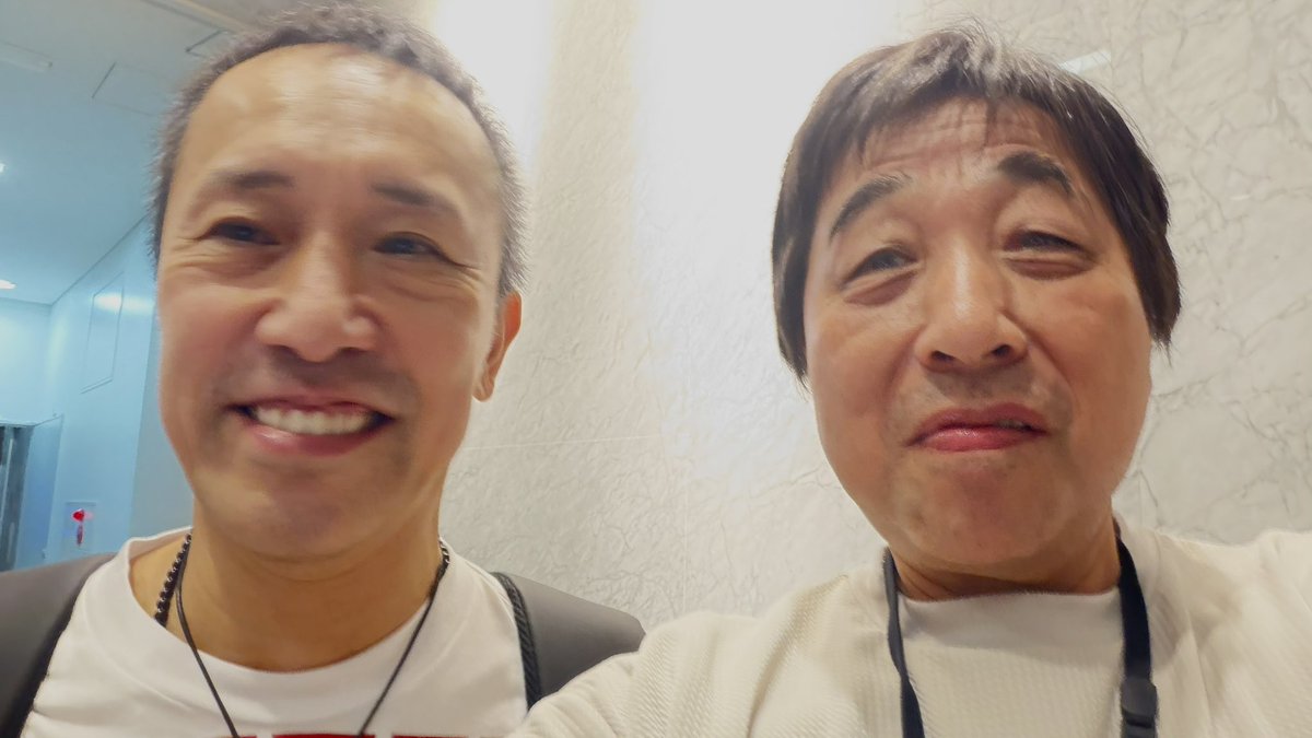 yujing77's tweet photo. 8月3日放送のニッポン放送「森田健作　青春の勲章はくじけない心」と8月9日放送のFM NACK 5「森田健作　青春もぎたて朝一番！」に俳優の筧利夫さんが出演する。筧さんと言えば、織田裕二が主演する刑事ドラマ「踊る大捜査線」シリーズ（フジテレビ）で、警視庁キャリア組の新城賢太郎を演じているが…。
 
７月１日に所属事務所を移籍、さらに８月10日には64歳を迎える筧利夫さん。何かと節目の時の出演となった。で、番組ではデビューから現在までを振り返るが、筧さんは大学生（大阪芸術大学芸術学部）だった82年に当時、学生劇団だった、いのうえひでのり氏が主宰する「劇団☆新幹線」に参加。そして、大学卒業後の85年には鴻上尚史氏が主宰する劇団「第三舞台」に移って活躍した。
その後は、劇作家のつかこうへい氏との出会いから、90年には「飛龍伝」に出演するなど、俳優・役者としての実績を上げてきた。
と言うわけで、番組では、いのうえひでのり氏、鴻上尚史氏、さらにはつかこうへい氏の３人の演出方法の違いや学んだことを語る。筧さんは「その３人の出会いで培った確かな演技力が武器になってきた」と振り返っていた。
で、そんな筧さんの知名度を一気に上げたのが「踊る大捜査線」だったわけだが、ドラマでは青木演じる織田裕二さんとぶつかるなどで「嫌われ役」だった。しかし、「最初は憎まれ役だったが、シリーズを重ねるごとに人間味が加わっていった」とも語っていた。

因みに、収録後に一緒に写真を撮った。それにしても、同じ静岡県出身だが、浜松と御殿場では西と東である。ただ、今は熱海に住んでいるというから距離は近くなったか…。

以下は、今回のラジオ出演のWebニュース

日刊スポーツ　
https://t.co/Ub7RVAakQt

サンスポ　
https://t.co/uYO7aGexXa

テレ朝NEWS
 https://t.co/0WabiW7Gkh

東スポWeb
https://t.co/rYcm5A4YoE

ENCOUNT
https://t.co/uPL0Sbua5P

Zak II
https://t.co/tThlskI38m