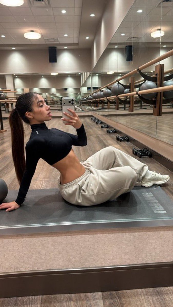 IvyPeculiar's tweet photo. Gym is kind of good for the body tho 🥰 https://t.co/cIoTE0v4Rs