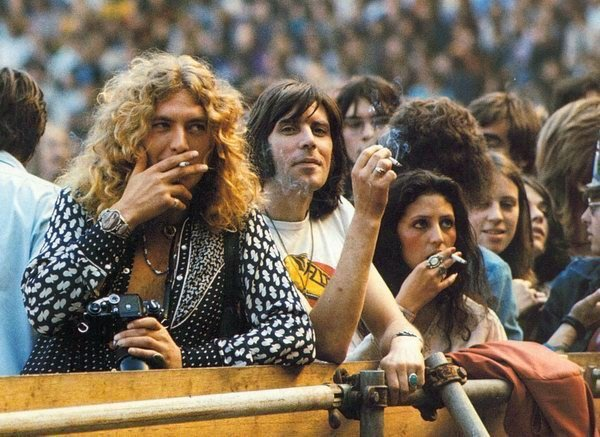 TheExtremeMusi1's tweet photo. Robert Plant, Mick Hinton, and Maureen Plant at the Crosby, Stills, Nash, and Young concert at Wembley Stadium, 1974. https://t.co/MYo1Sxzrku