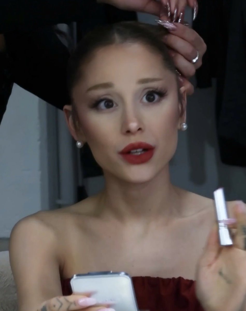 holdyourhurt's tweet photo. how the Ariana discourse usually goes

person: “she’s so disturbing, literally a skeleton im disgusted…”

me: “that is such a mean way to word it”

person: “i’m literally just showing my concern, stop enabling her”

other person: “ariana fans get mad over people being concerned” https://t.co/pO0eS7TKQR