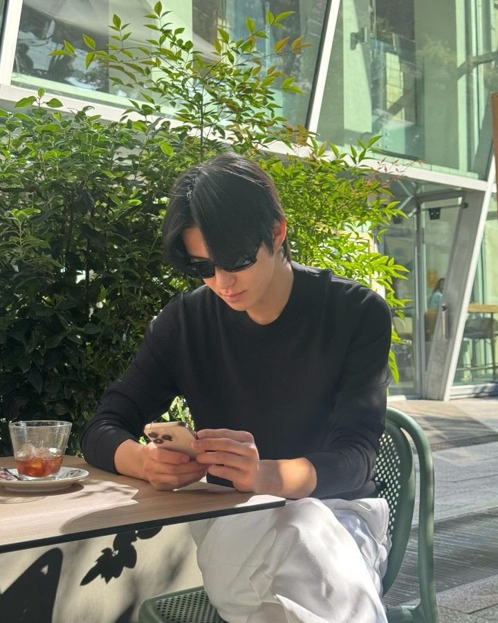 jungwooYhaa's tweet photo. เป็นฟีลว่าคุณพ่อมือใหม่นั่งรอคุณหม่ามิ๊ไปชอปปิ้งกับลูกสองคน ที่หนีมานั่งก่อนเพราะจองโต๊ะร้านน้ำแตงโมปั่นให้สองแม่ลูก วันวันของครอบครัวแสนสุข🥰🥰 https://t.co/pAbgbRNg9x