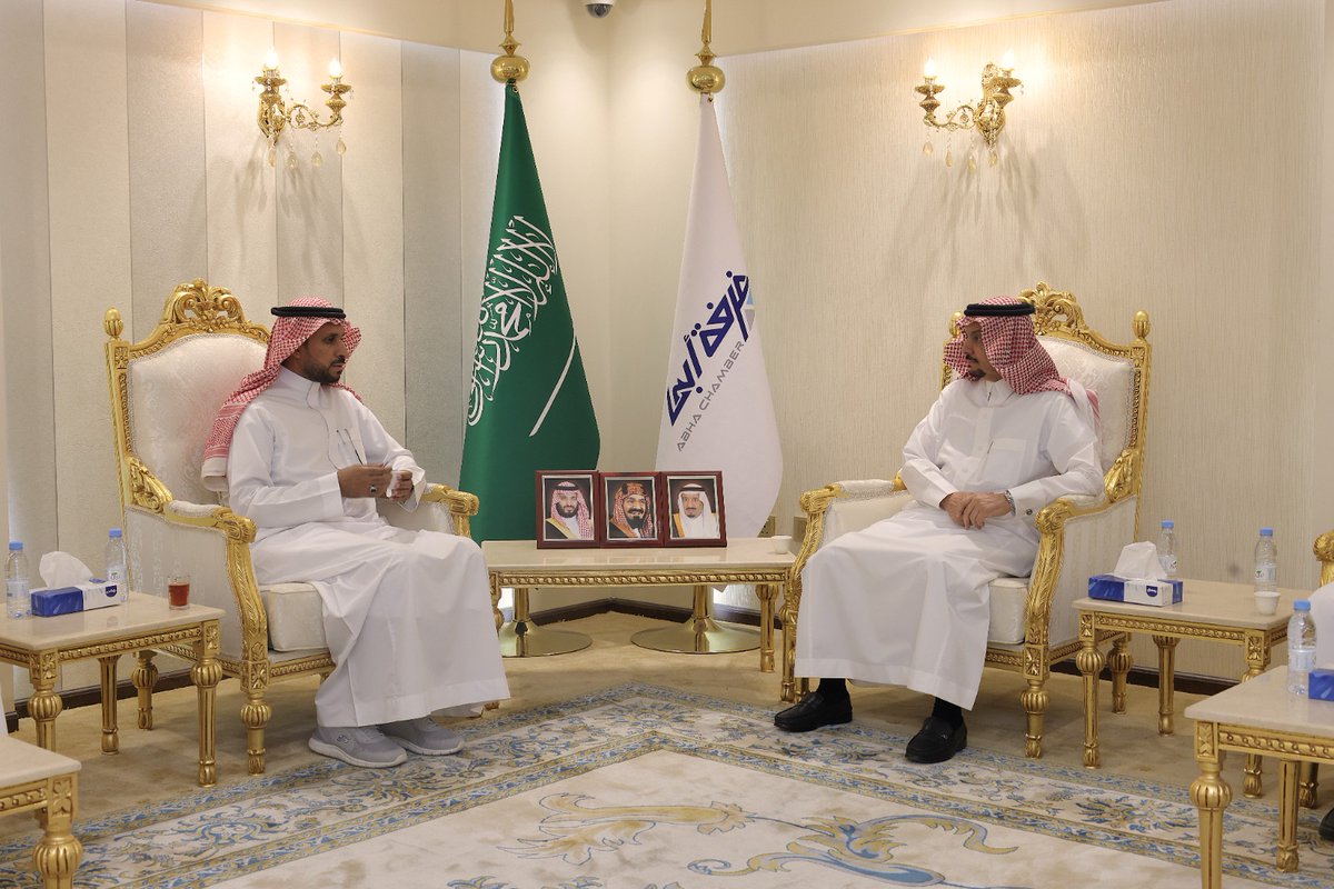 abhachamber's tweet photo. استقبل الأمين العام لـ #غرفة_أبها د. مسفر بن أحمد الوادعي  @M_A_ALWADAI ، الرئيس التنفيذي لـ مؤسسة إخاء لكفالة الأيتام  م. علي ناصر العمري، ومستشار الرئيس التنفيذي أ. محمد العجمي، و مدير فرع عسير 
أ. عبدالوهاب محمد زفر.
 يأتي  هذا اللقاء لبحث سبل تعزيز التعاون المشترك، وتوطيد الشراكات الفاعلة لدعم قطاع العمل المجتمعي والتنموي، والارتقاء بالخدمات والبرامج المقدمة لخدمة المستفيدين في منطقة #عسير.
@EkhaaSA_
#هنا_تصنع_الفرص
#غرفة_أبها