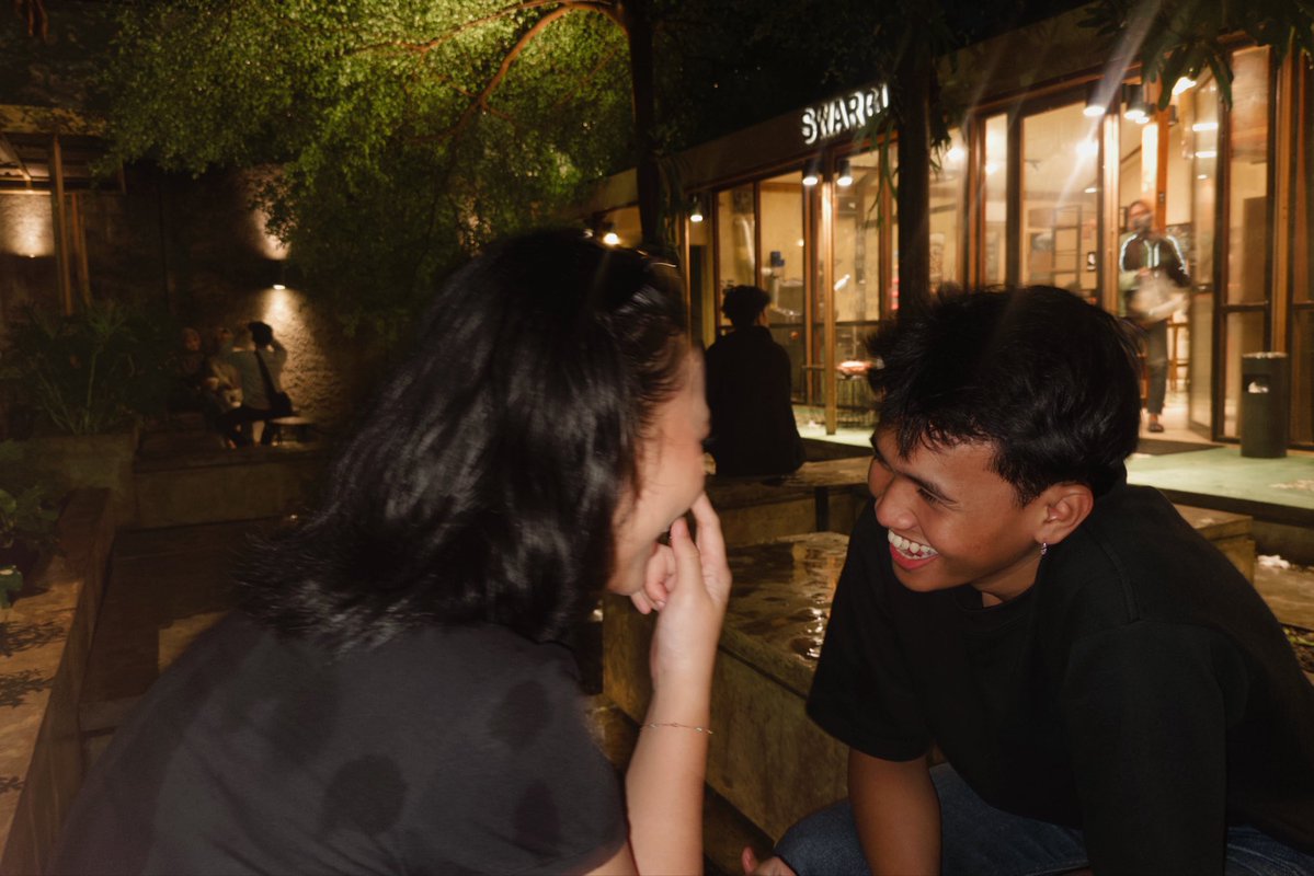 z4karr's tweet photo. dengan semua masalah hidup gua, dia datang bikin gua bisa lupa dan ketawa lepas, gua bahagia bgt anj https://t.co/kxqSf8Vs8W