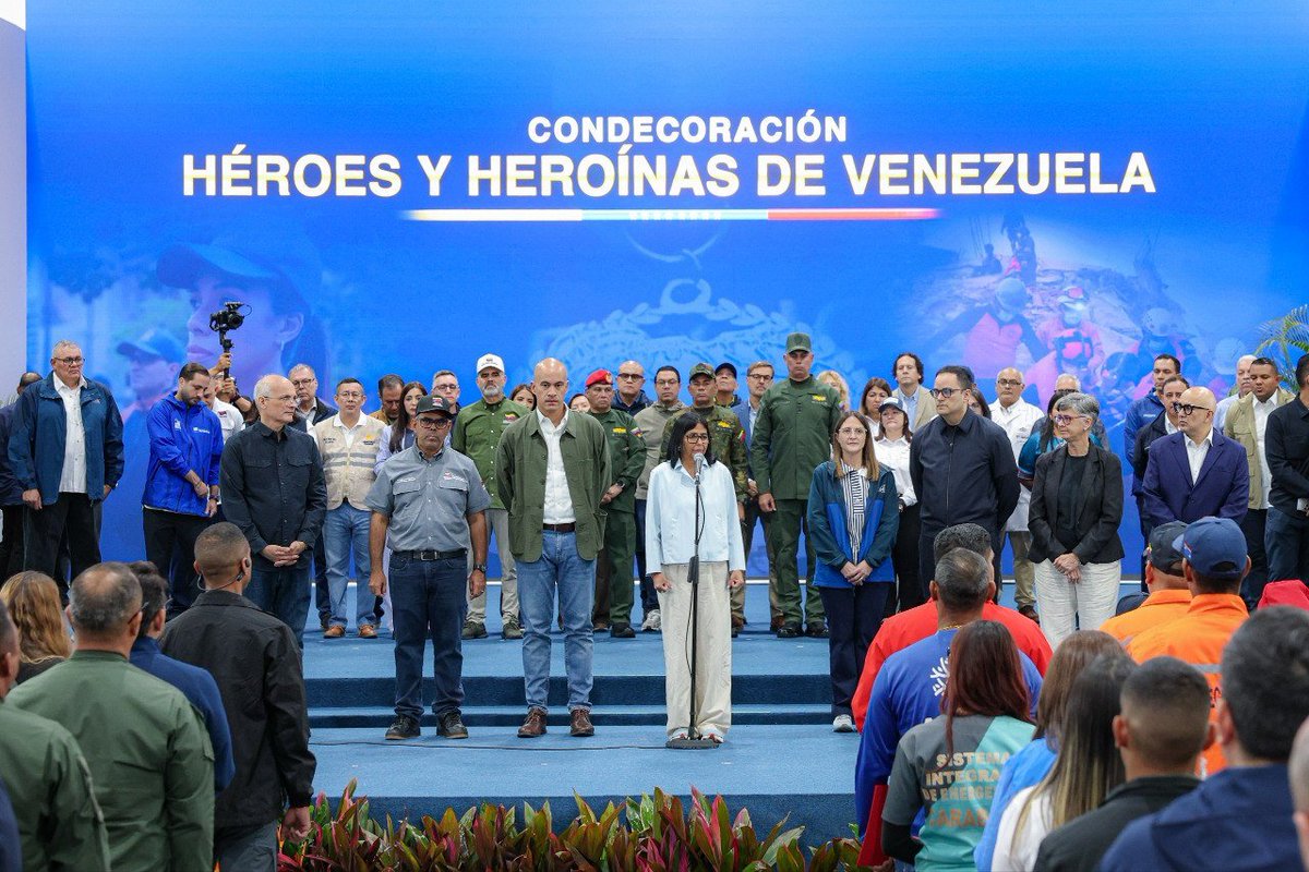 secodena's tweet photo. ✅#SeguridadDeLaNación || La Presidenta (E) Delcy Rodríguez otorgó la medalla «Héroe de Venezuela» a servidores públicos y delegaciones internacionales de rescate. 

@delcyrodriguezv
@capitanescalonajuan
@Ornelas. Ferreira https://t.co/7Sd4wC0rzu