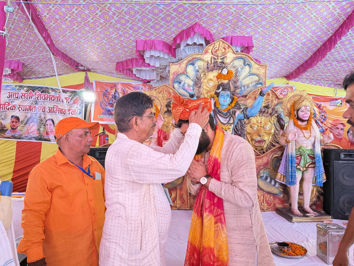 VivekPremi's tweet photo. आज मुज़फ्फरनगर में अखिल भारत हिन्दू महासभा द्वारा आयोजत कावड़ सेवा शिविर में रहना हुआ।
इस अवसर पे अखिल भारत हिन्दू महासभा के राष्ट्रीय कार्यकारी अध्यक्ष श्री योगेंद्र वर्मा जी, राष्ट्रीय कोषाध्यक्ष श्रीमती साक्षी वर्मा जी, पंडित गणेश गौड़ जी, श्री अमरीश त्यागी जी, श्री मोहित त्यागी जी व आचार्य श्री अजय कृष्ण जी आदि कार्यकर्ता उपस्थित रहे।

#ShamliKaVivek #AkhilBharatHinduMahasabha