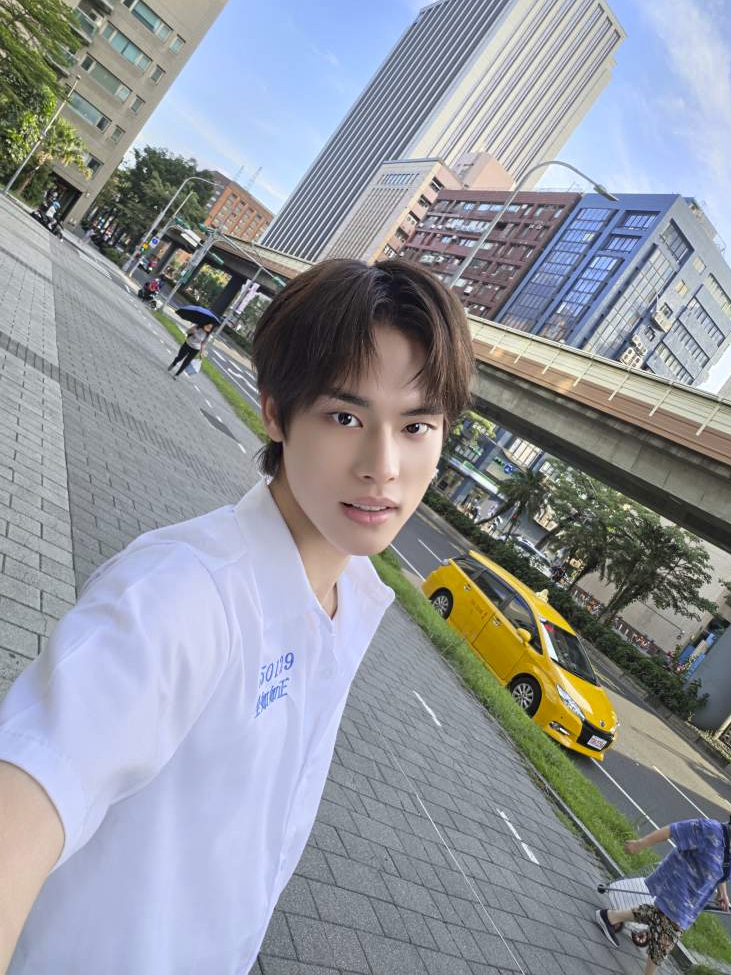 NewBeat_twt's tweet photo. [#전여여정]

놀러… 아니 유학 왔습니다😃 https://t.co/ChZd0QogY2