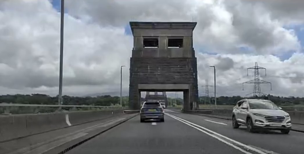 wwtl_official's tweet photo. Motorways are supposed to be dual carriageways, but the historic Britannia Bridge on the A55 forces traffic onto a rare two-lane undivided stretch! 🌉🚗💨

Video and overview here: https://t.co/BlpkrO6fCh

#viatology #bridges #UKroads https://t.co/Y35ROKqnDq