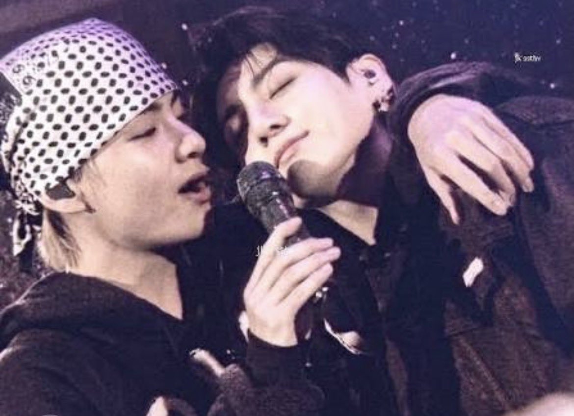 chingoo992's tweet photo. @bts_bighit Jungkook-ah, stop flirting with V (Taehyung) and doing fan service on stage just to hide your relationship with the ugly Winter from aespa! If you love Winter, boldly reveal your couple tattoo! Stop lying and doing foolish things, Jungkook-ah!!! bts_bighit @aespa_official https://t.co/7WOe8lwmhW