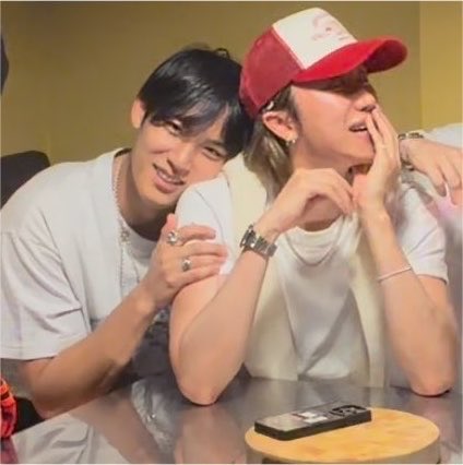 JEUXX's tweet photo. MY BELOVEDS ARE FINALLY REUNITED 🥹🤍 https://t.co/bPrdSUnxk9