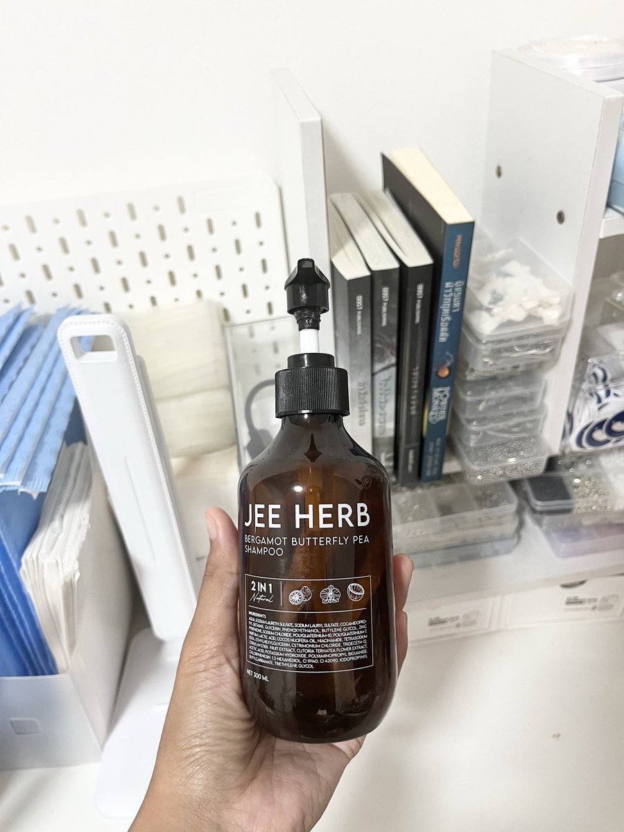 0ver_k1's tweet photo. @_nyjio ป้ายยาตัวนี้ ส่วนตัวเราผมร่วงหนักมาก ซื้อน้องJEE HERB ตามรีวิวมาอีกทีค่ะ แล้วเห็นผลจริง ประทับใจ🥺✨

ส่วนตัวเห็นลูกผมขึ้นชัดตอนใช้ไป1ขวดครึ่ง ตอนนี้ยังใช้อยู่เรื่อยๆค่ะ 🫧

https://t.co/hhDAOc9eQO https://t.co/B7HLdVbqdV