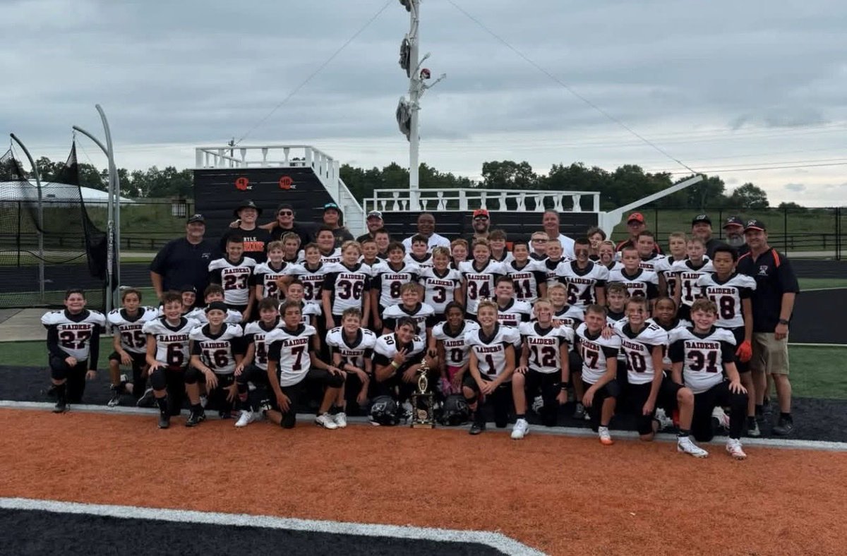LandonHensley63's tweet photo. Great weekend of youth football. The @unionraidersfb swept the Ted Morgan Memorial Bowl! Pics are the 6th grade team I’ve been coaching and my brothers 3rd grade team victory pictures, great job Raiders! 💪🏈 https://t.co/bWhoavT3JZ