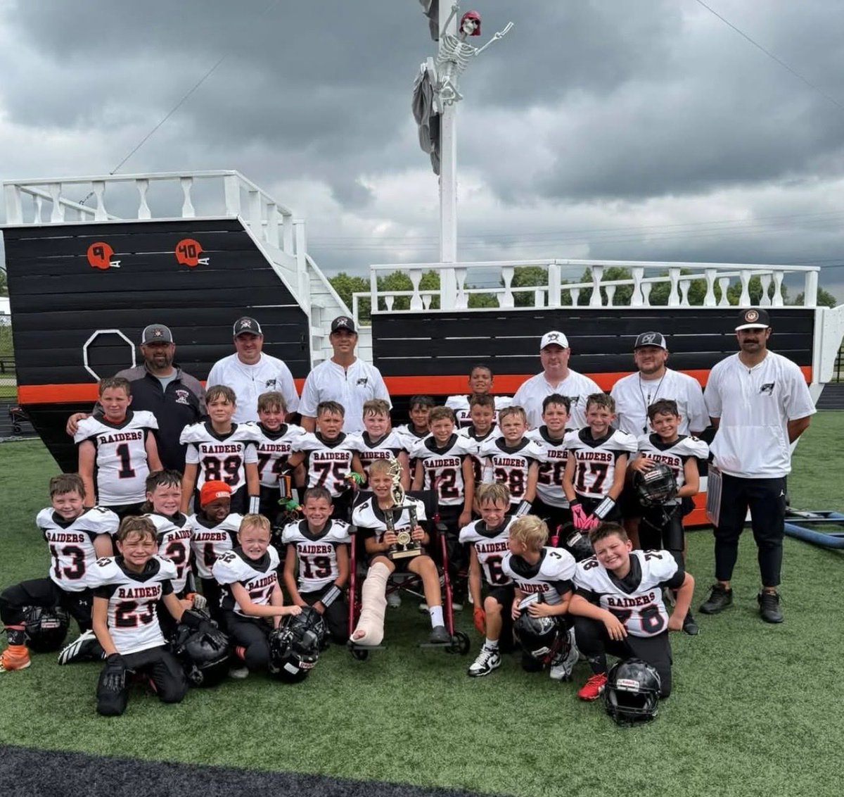 LandonHensley63's tweet photo. Great weekend of youth football. The @unionraidersfb swept the Ted Morgan Memorial Bowl! Pics are the 6th grade team I’ve been coaching and my brothers 3rd grade team victory pictures, great job Raiders! 💪🏈 https://t.co/bWhoavT3JZ