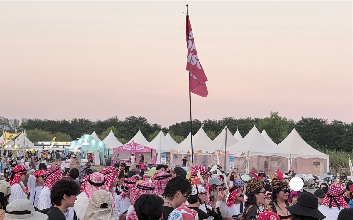hiya1997_'s tweet photo. 너무… 너무재밋엇슨… 영원히 저분들을 끼고 삥글삥글 돌며 디스코 춤을 췃어…ㅠㅠ https://t.co/NQBPxFmmzl