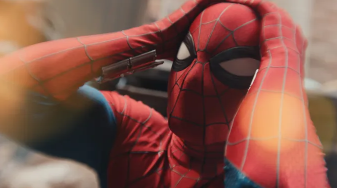 SiteJamesons's tweet photo. SURREAL! Homem-Aranha: Um Novo Dia arrecadou $355 milhões no seu final de semana de abertura apenas nos EUA. E fez mais $520 milhões no resto do mundo, totalizando uma abertura global de $875 mi.

Para se ter uma ideia da dimensão desse feito, apenas no fim de semana de estreia, Homem-Aranha arrecadou mais bilheteria do que Guardiões da Galáxia Vol. 3, Pantera Negra: Wakanda Para Sempre, The Batman e Superman conseguiram em três meses de exibição.

É a segunda maior estreia de um filme da história, ficando atrás apenas de Vingadores: Ultimato, que estreou com incomparáveis $1.2 bi.

O Miranha deve bater $1 bilhão na próxima semana e só Deus sabe até onde esse filme pode chegar. É o mais novo fenômeno do MCU.
