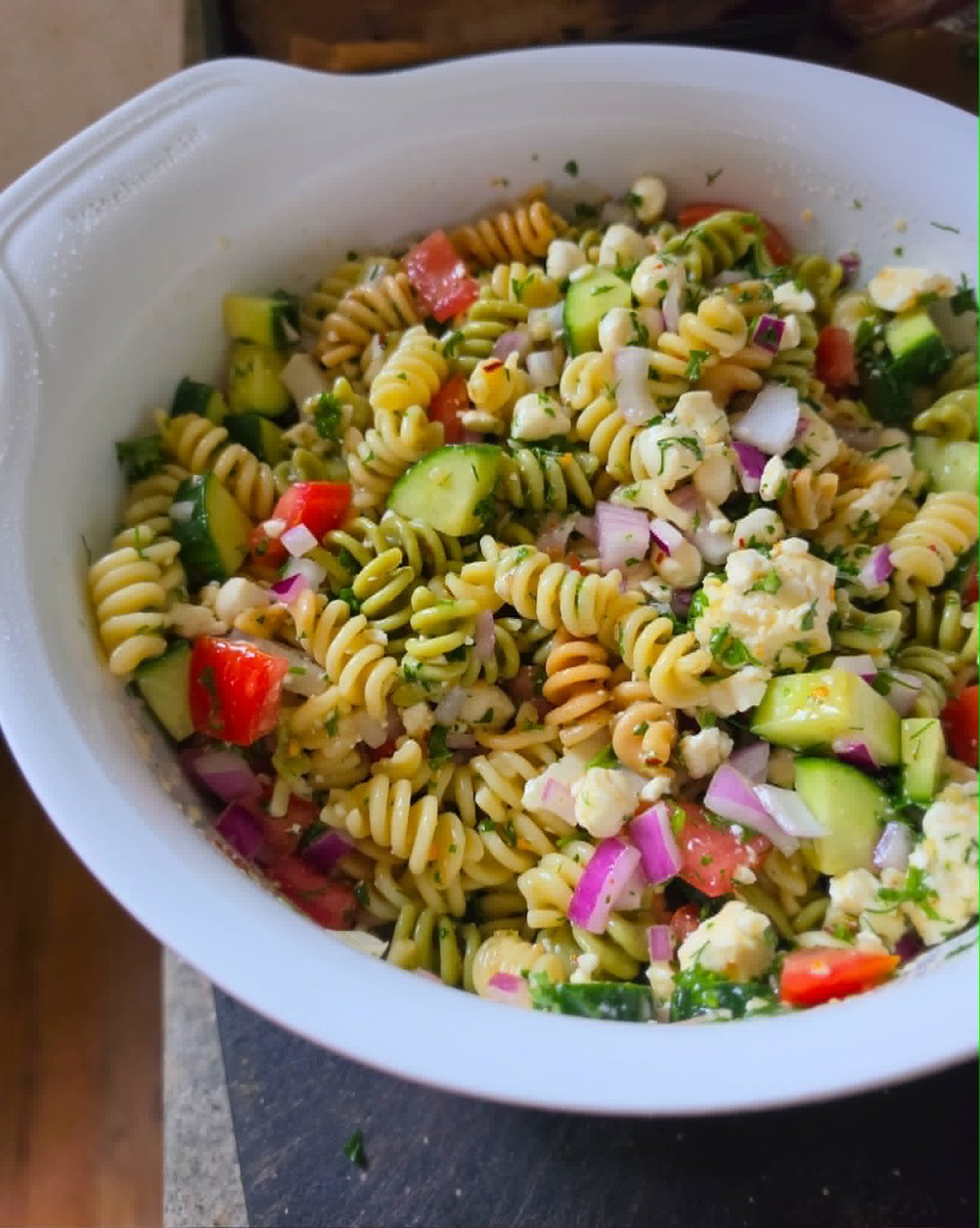 happyveg1986's tweet photo. https://t.co/2IHd6TEqDt
Another pasta salad for your summer enjoyment. Loaded with crisp veggies, loads of herbs, bocconcini, feta, tri-colour rotini & Italian style vinaigrette. Easy and so yummy too.
#vegetarian #recipes #pastasalad https://t.co/Yl9NREpz2A