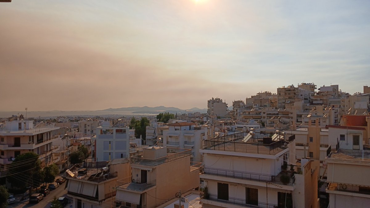 katia0's tweet photo. This is how the sky looks like now in Ilioupoli, Athens. The smoke is from the wildfires at a distance of 50 km.
#Greece #wildfiree #Πυρκαγιά #πυρκαγιές https://t.co/n3xKeJeDaG
