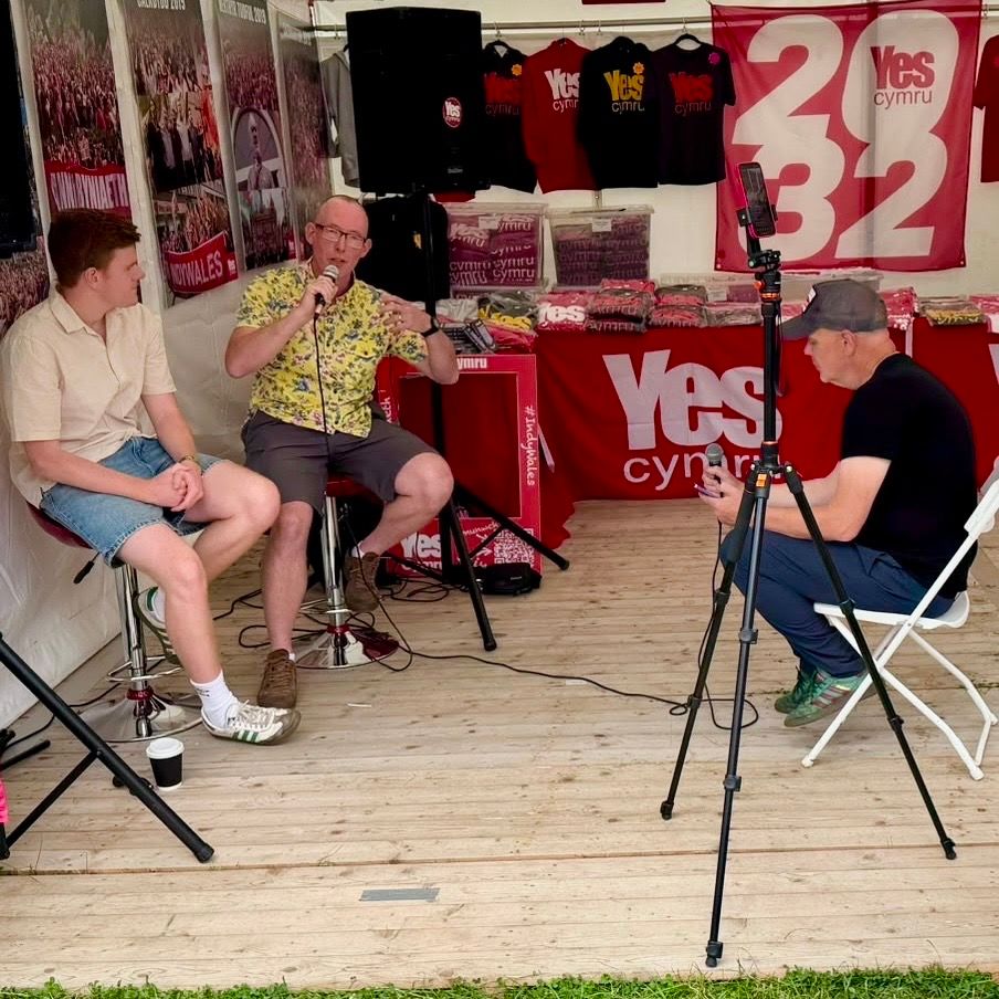 YesCymru's tweet photo. Diwrnod prysur arall yn yr Eisteddfod heddiw! Lansio ymgyrch 2032, trafodaeth gyda Dr Huw Williams ac Owain Siôn, Llywydd UMCC, ar “Prifysgolion Heddiw a’r Gymru Fydd”, a cherddoriaeth gan y band gwych Mantach. #Annibyniaeth 🏴󠁧󠁢󠁷󠁬󠁳󠁿 https://t.co/Xyq4tkUpnl