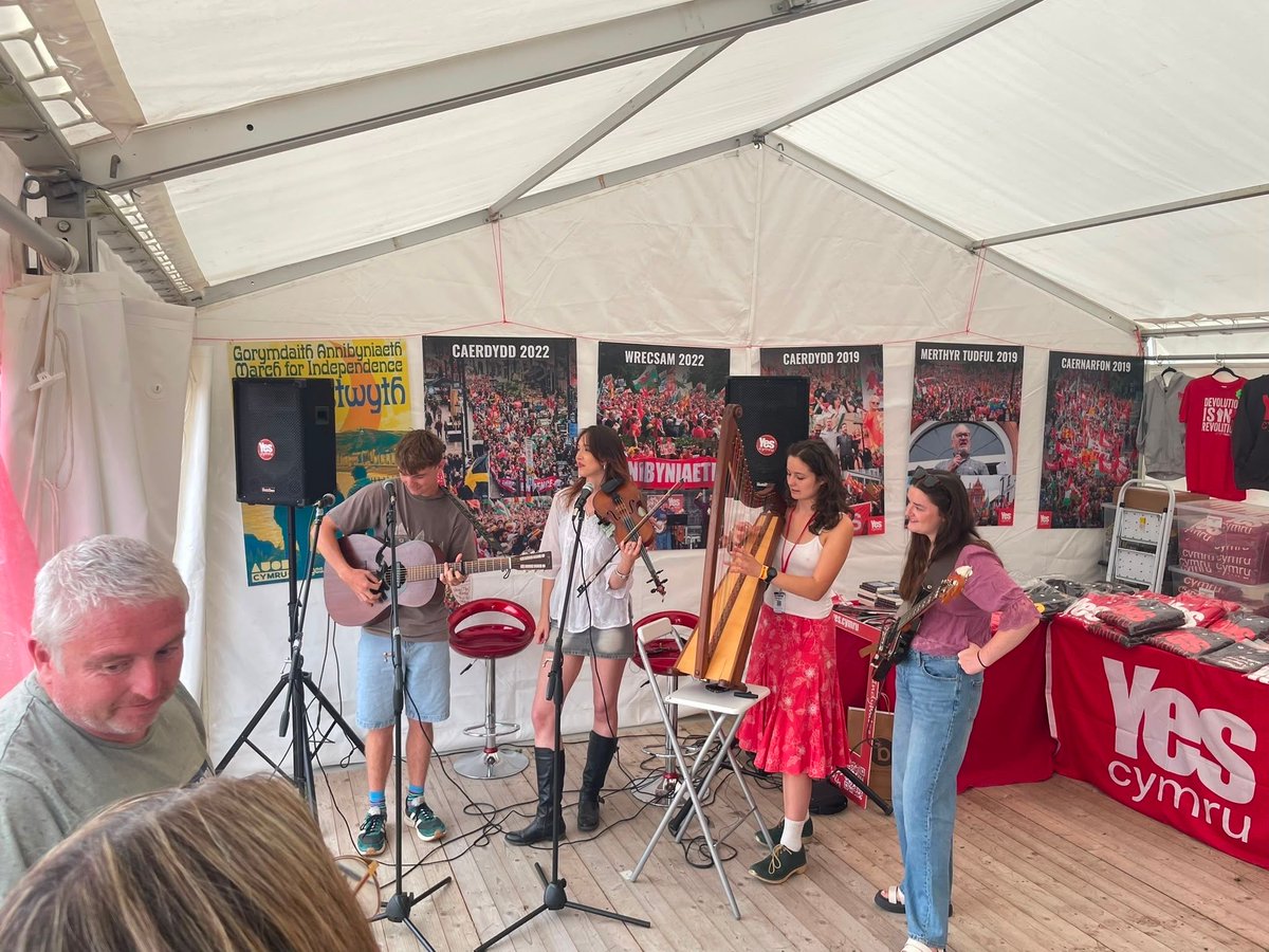 YesCymru's tweet photo. Diwrnod prysur arall yn yr Eisteddfod heddiw! Lansio ymgyrch 2032, trafodaeth gyda Dr Huw Williams ac Owain Siôn, Llywydd UMCC, ar “Prifysgolion Heddiw a’r Gymru Fydd”, a cherddoriaeth gan y band gwych Mantach. #Annibyniaeth 🏴󠁧󠁢󠁷󠁬󠁳󠁿 https://t.co/Xyq4tkUpnl