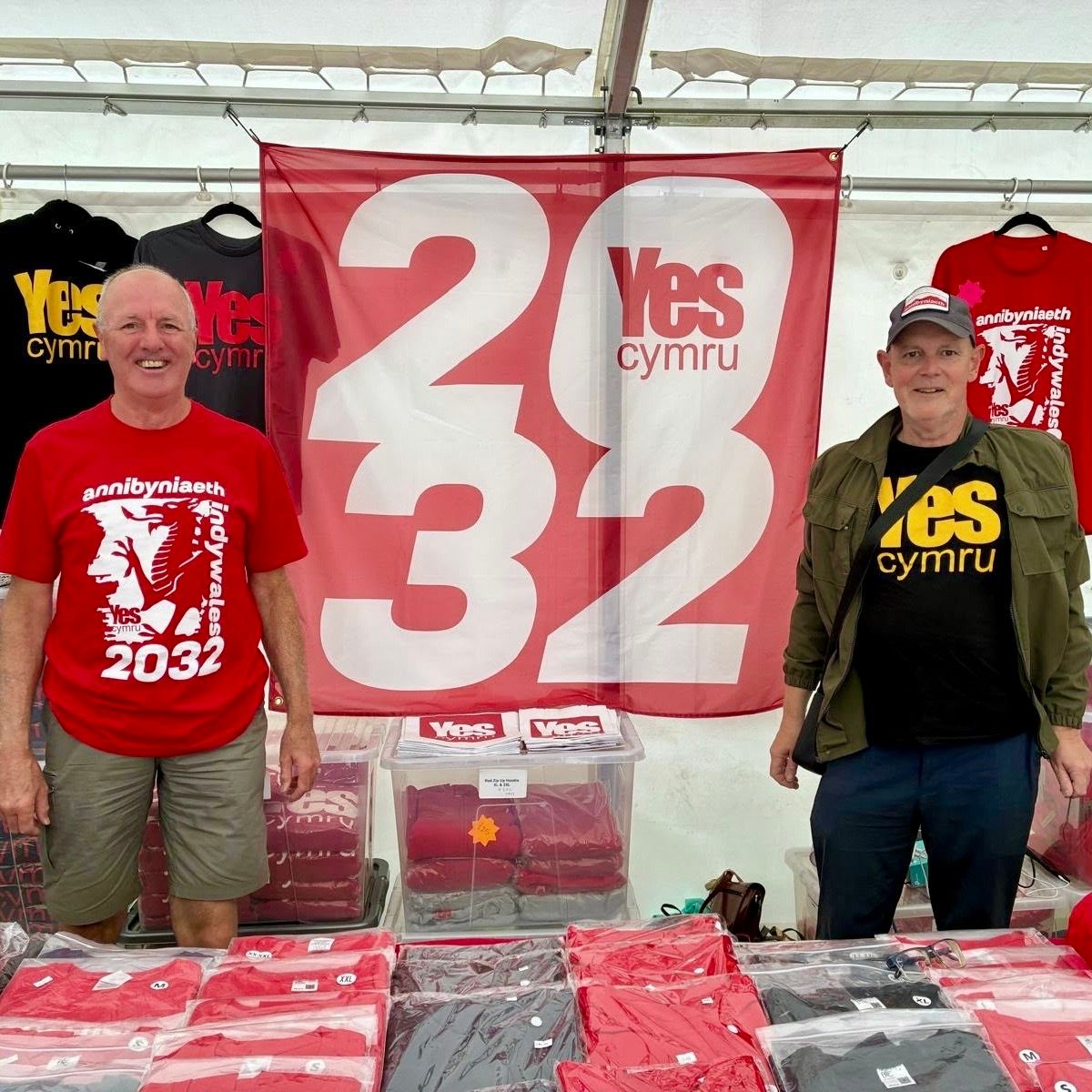 YesCymru's tweet photo. Diwrnod prysur arall yn yr Eisteddfod heddiw! Lansio ymgyrch 2032, trafodaeth gyda Dr Huw Williams ac Owain Siôn, Llywydd UMCC, ar “Prifysgolion Heddiw a’r Gymru Fydd”, a cherddoriaeth gan y band gwych Mantach. #Annibyniaeth 🏴󠁧󠁢󠁷󠁬󠁳󠁿 https://t.co/Xyq4tkUpnl