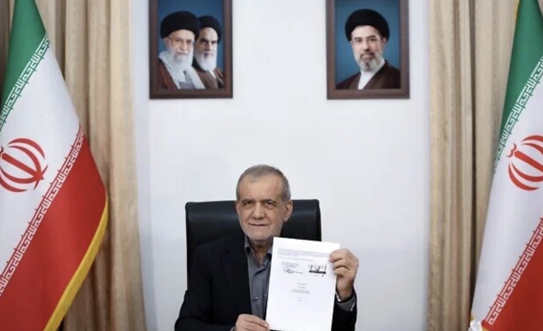 MOSSADil's tweet photo. IRAN SIGNALS PUSH TO REVIVE ISLAMABAD MOU WITH U.S.

Iranian MP Hassan Ghashghavi says mediators are working to revive the 14-point Islamabad Memorandum of Understanding that briefly halted the June Iran-U.S. war.

“There is an effort underway to revive the 14-point Islamabad agreement, particularly by the mediators.”

“They know that the main issue and, in fact, the key to the matter right now is the issue of the Strait of Hormuz, so yes, there is an exchange of views.”