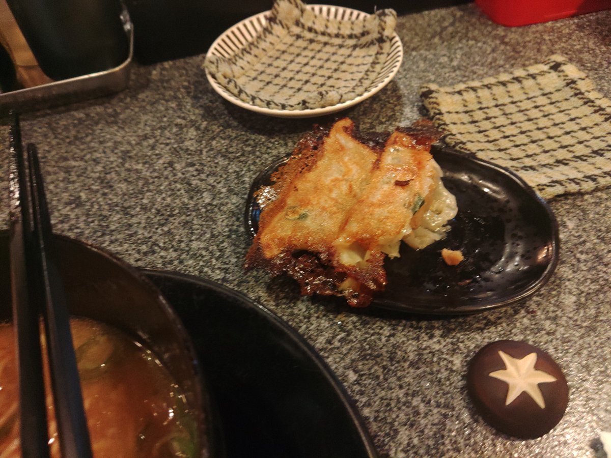 fe8motor's tweet photo. ラーメン居酒屋炭火焼きぜろ。
阪急上桂駅前にあるラストオーダーが23:45のお店。醤油ラーメンミニが思ってたよりミニでむしろありがたかったよ。いろいろ食べたい女子みたいな胃になっちまったな😢餃子三個に炒飯が売り切れだったので焼きおにぎりをオーダー。旨し🎵ラーメンだけでも歓迎だそうだ。 https://t.co/ZFJUloXm0d