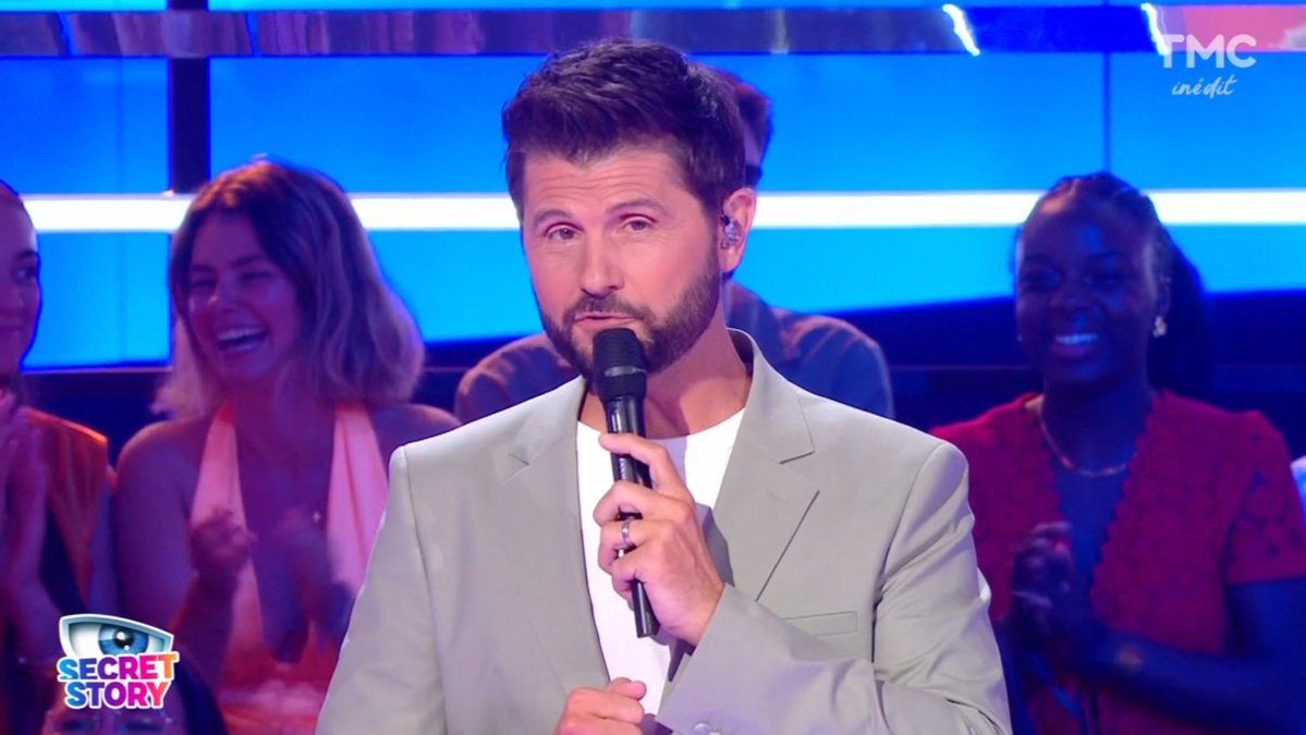TeleLoisirs's tweet photo. 🗣️CHRISTOPHE BEAUGRAND CONFIANT SUR L'AVENIR DE SECRET STORY

Alors que les audiences modestes de l'émission depuis son retour laissent craindre aux fans un arrêt à la fin de cette saison, Christophe Beaugrand se veut rassurant : 

"Il ne faut pas croire les rumeurs sur les réseaux sociaux. Cela ne fait que quelques semaines que cette nouvelle saison a été lancée. On ne peut pas tirer le bilan d'une émission aussi tôt. Les décisions se prennent généralement assez tard, vers le mois de février, soit environ cinq mois avant le lancement de la saison suivante", a-t-il indiqué à Ciné t��lé revue.

Avant de préciser : "Et puis, Secret Story est un grand succès sur les plateformes numériques, notamment sur Netflix. Cela nous permet de toucher un nouveau public. Aujourd'hui, l'émission se consomme très différemment de l'époque de Benjamin Castaldi, où les réseaux sociaux n'existaient pas. La diffusion quotidienne sur TMC, à 17 h 25, intervient assez tôt dans la journée. Les audiences linéaires sont donc naturellement plus modestes. En revanche, si l'on ajoute les performances en replay et sur les autres plateformes, le programme reste très suivi. Un groupe comme TF1 se doit de continuer à parler à tous les publics."

A noter que l'émission a battu cette semaine son record de saison en quotidienne et en prime-time sur TMC. Une embellie qui, si elle se confirme d'ici la finale du 20 août, pourrait donner des arguments supplémentaires pour une reconduction la saison prochaine