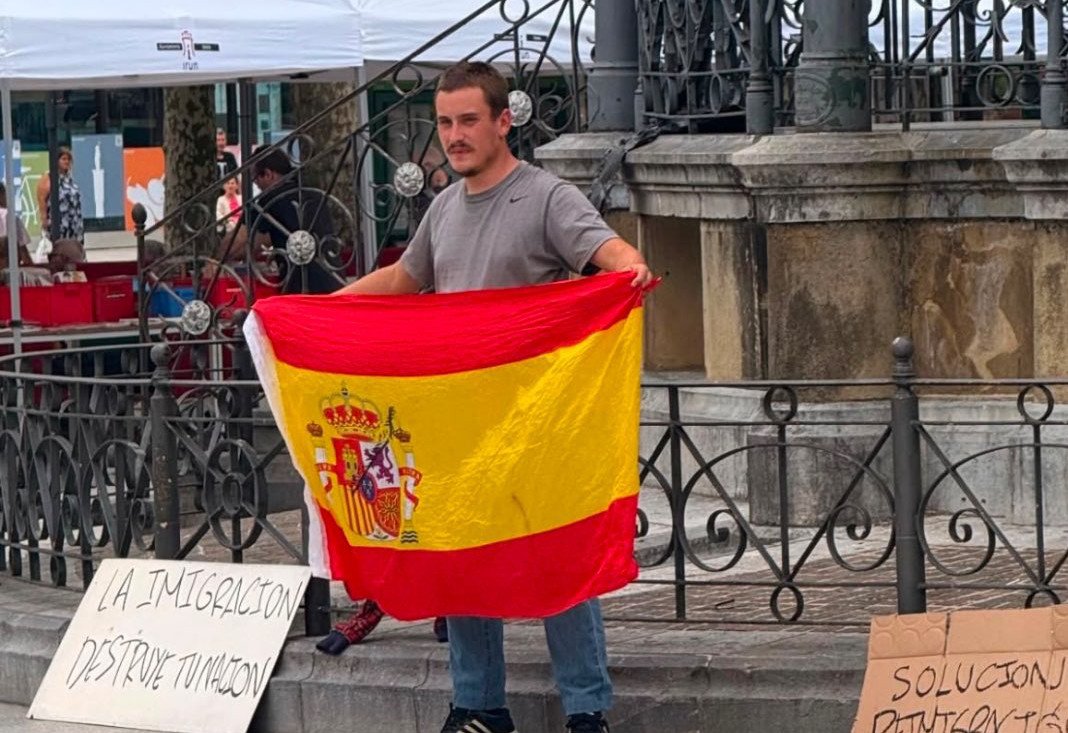 Jorge57603967's tweet photo. El referente de la españolaza Revuelta. Un chaval que colecciona denuncias por agredir a su expareja, a su madre, a su hermana... Un psicópata agresor, como buen españolazo. https://t.co/Go6DICwBKq